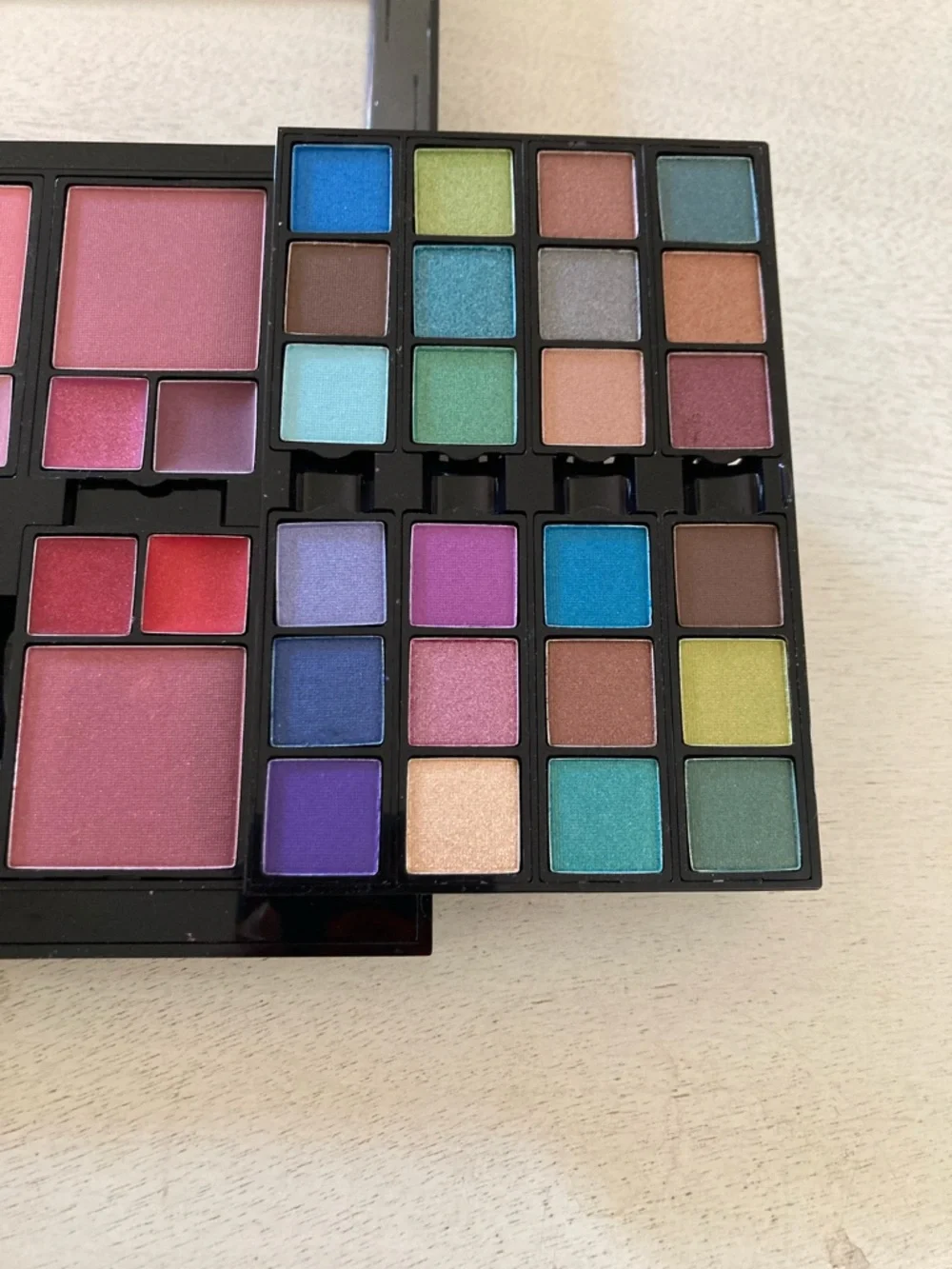 Malibu Makeup Glitz Multicolor Eyeshadow Palette